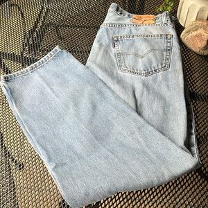 Levis 550 relaxed for distressed knee